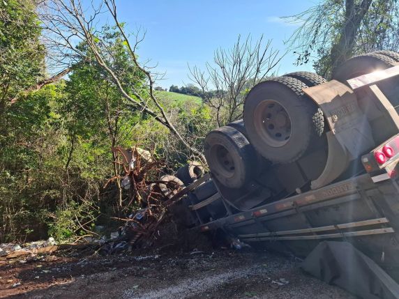 Colisão entre carreta e carro deixa motorista preso às ferragens na BR-285 - foto 6