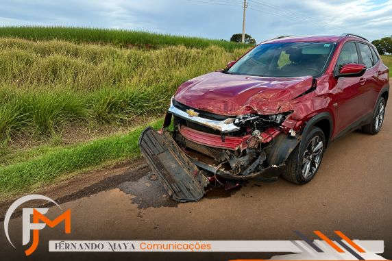 Colisão entre duas caminhonetes e um caminhão ocorreu na manhã deste sábado (1º); apesar dos danos, apenas uma pessoa sofreu ferimentos leves.