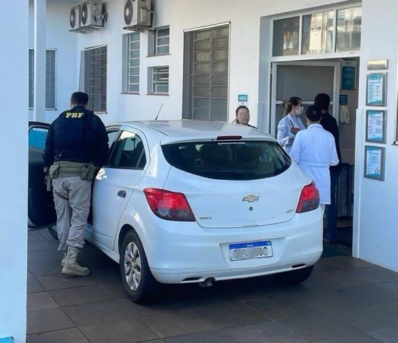 Mulher entrou em trabalho de parto durante viagem pela BR-153; mãe e recém-nascida receberam atendimento após escolta da Polícia Rodoviária Federal.