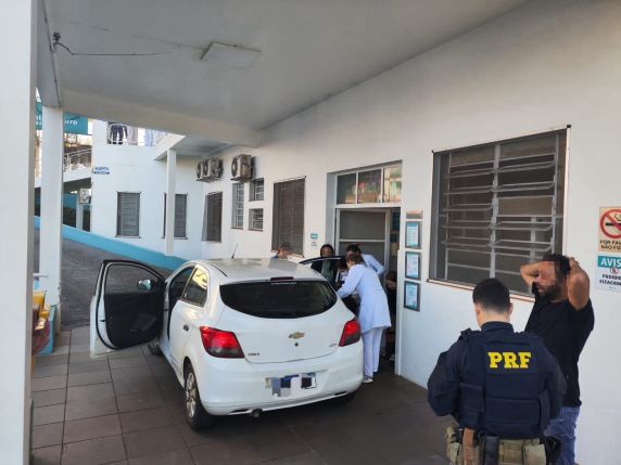Bebê nasce dentro de carro e PRF escolta família até hospital em Erechim - foto 4