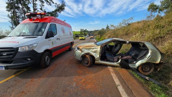 Colisão entre um Audi e um Fiat Palio na ERS-135, entre Passo Fundo e Coxilha, deixou três pessoas feridas. Motorista ficou preso às ferragens, mas todas as vítimas sofreram apenas lesões leves e foram encaminhadas para atendimento hospitalar.