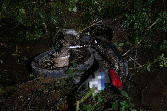 Colisão ocorreu na noite deste sábado (1º), em Campos Novos. Condutor da motocicleta morreu no local, enquanto os ocupantes do automóvel foram socorridos e encaminhados ao hospital.