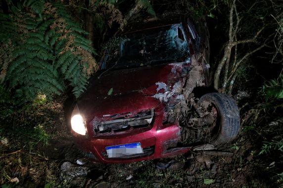 Colisão ocorreu na noite deste sábado (1º), em Campos Novos. Condutor da motocicleta morreu no local, enquanto os ocupantes do automóvel foram socorridos e encaminhados ao hospital.