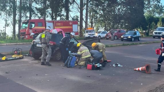 Acidente ocorreu no Trevo da São José, no entroncamento das ERS-406 e ERS-324; uma das vítimas sofreu traumatismo craniano e foi transferida de helicóptero para atendimento especializado.