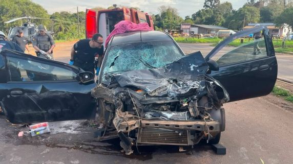 Colisão entre carro e caminhão deixa três feridos e mobiliza helicóptero de resgate em Nonoai - foto 2