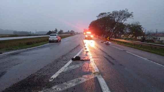 Acidente ocorreu na manhã deste domingo (2), no km 482; veículo envolvido fugiu do local e será investigado