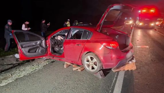Colisão frontal envolveu dois automóveis na noite deste sábado; três jovens foram socorridos e levados ao hospital