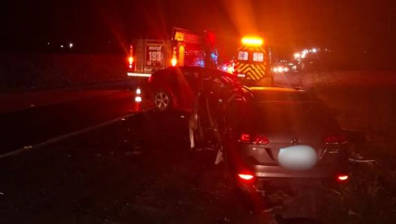 Colisão frontal envolveu dois automóveis na noite deste sábado; três jovens foram socorridos e levados ao hospital