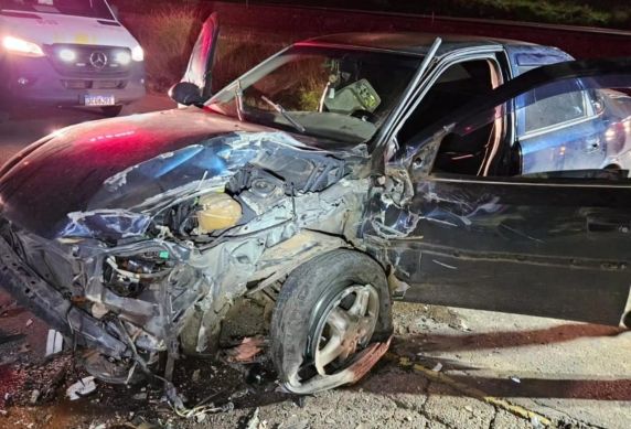 Acidente ocorreu na noite deste domingo (2), em frente ao Stock Center; condutor do automóvel sofreu ferimento na cabeça e foi encaminhado para atendimento médico.