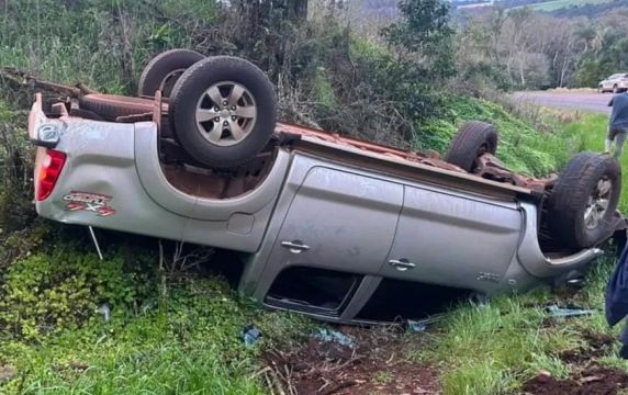 O acidente aconteceu nas proximidades da Ponte Fortaleza, em uma curva onde há diversos buracos na pista.