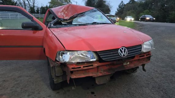 Acidente ocorreu na manhã desta terça-feira (4); passageira sofreu ferimentos leves e foi encaminhada ao hospital pelo SAMU.