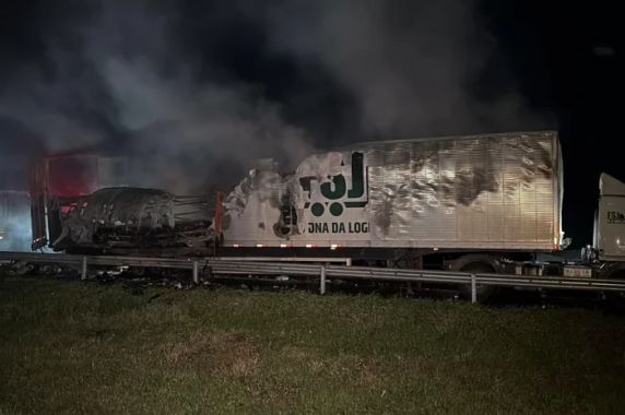 Carreta é destruída por incêndio e causa bloqueio na freeway, em Gravataí