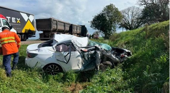 Grave colisão frontal entre carreta e carro deixa motorista gravemente ferida na RSC-377