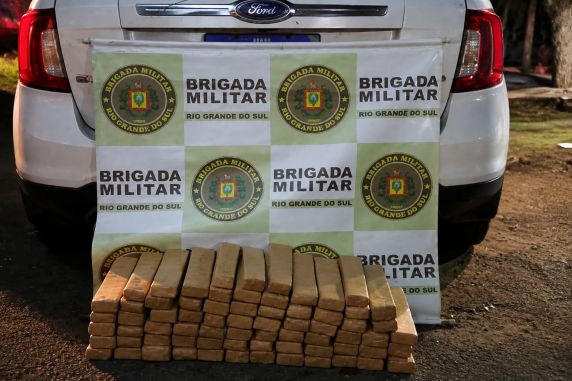Ação da Brigada Militar interceptou veículo suspeito e resultou na apreensão da droga, além da prisão em flagrante dos ocupantes.