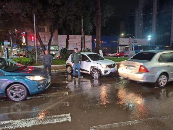 Colisão entre dois veículos provoca bloqueio no trânsito no Centro de Passo Fundo - foto 2