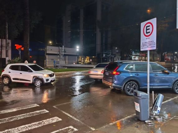 Colisão entre dois veículos provoca bloqueio no trânsito no Centro de Passo Fundo - foto 3