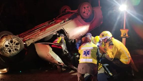 Bombeiros fizeram a estabilização do carro e empregaram ferramenta hidráulica durante o resgate