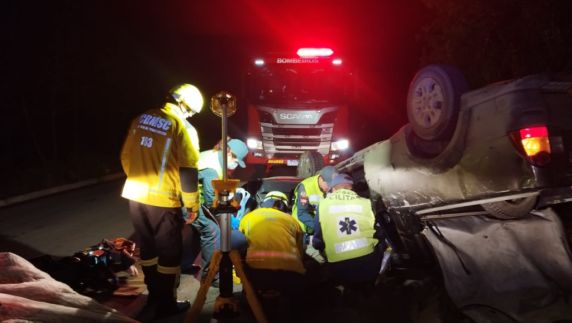 Bombeiros fizeram a estabilização do carro e empregaram ferramenta hidráulica durante o resgate