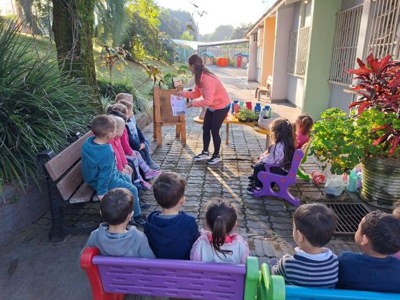Mostra "Entre sementes e descobertas: uma experiência na nossa horta" será inaugurada no dia 12 de agosto e marca mais uma etapa do programa Prosas com a Escola