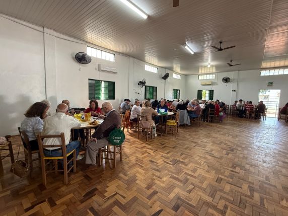 Reforma incluiu troca do forro, pintura interna e externa, melhorias nos banheiros e contou com a participação do grupo de idosos Terceira Idade Brilhante na pintura externa do espaço.