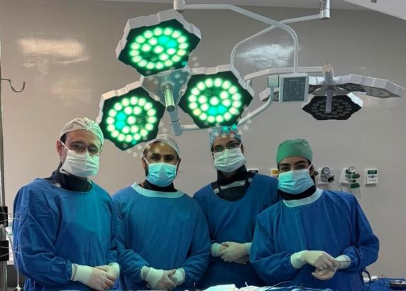 O procedimento foi realizado com sucesso em uma paciente de 64 anos que, após 24 horas, recebeu alta hospitalar. 