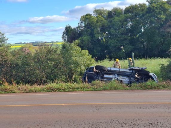 Acidente ocorreu na tarde desta sexta-feira (7); vítima ficou presa às ferragens e morreu no local. Rodovia foi totalmente bloqueada para atendimento da ocorrência.