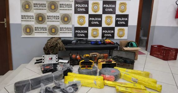 Ação integrada da Brigada Militar e Polícia Civil cumpriu 12 mandados em quatro municípios e apreendeu armas, celulares e objetos de possível origem furtada.