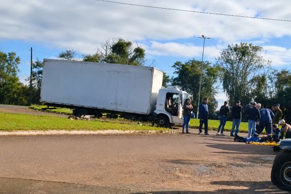 Motociclista de 69 anos ficou ferido após colisão com caminhão no trevo de acesso a Tiradentes do Sul e foi encaminhado ao Hospital de Caridade de Três Passos.