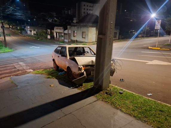 Acidente ocorreu na Rua Álvaro Chaves no início da madrugada deste sábado (8); condutor não foi localizado no local da ocorrência