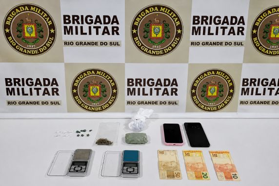 Brigada Militar apreendeu crack, cocaína, maconha, dinheiro e balanças de precisão durante a ocorrência