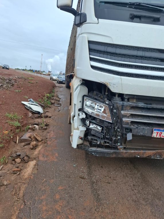 Acidente envolve carro com três ocupantes e carreta no trevo do Posto 44, em Ijuí - foto 2