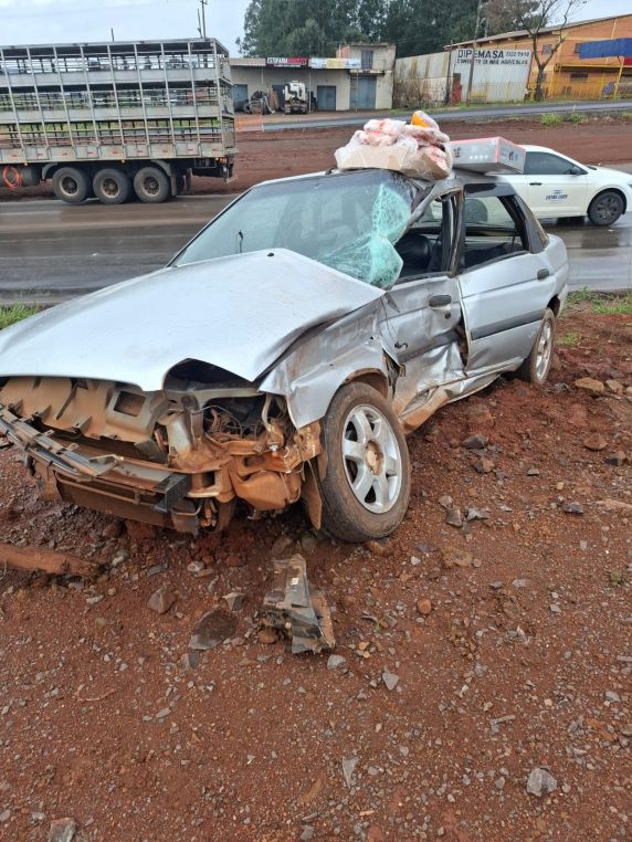 Acidente envolve carro com três ocupantes e carreta no trevo do Posto 44, em Ijuí - foto 3