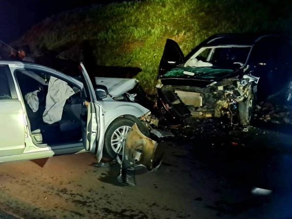 Colisão frontal entre um Ford Focus e uma Hyundai ix35 ocorreu na localidade de Espraiado na noite deste sábado (8). As três vítimas foram encaminhadas ao Hospital Frei Clemente.