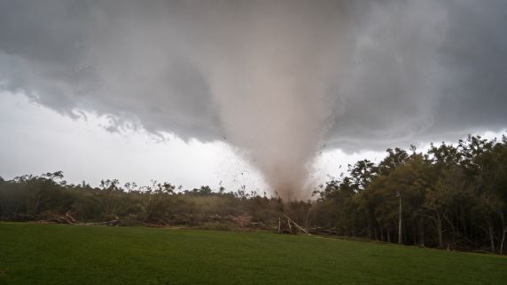 Fenômeno foi flagrado por moradores durante a instabilidade climática que atingiu a região na tarde deste sábado (8)