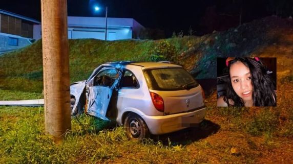 Jovem de 18 anos morreu após o Celta em que estava como passageira sair da pista e colidir contra um poste na madrugada deste sábado (8), em São Marcos. O condutor, de 19 anos, ficou gravemente ferido.