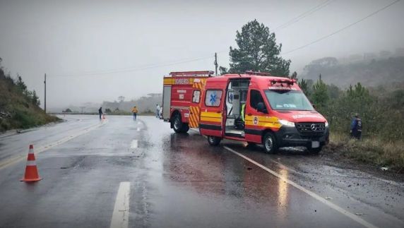 Acidente aconteceu na tarde deste sábado, na SC-114; veículo ficou submerso e vítima morreu no loca