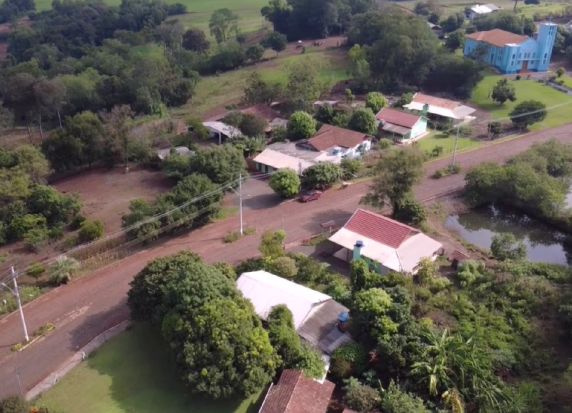 Crime ocorreu na noite deste sábado (8), na localidade de São Sebastião; uma terceira pessoa ficou ferida e o autor dos disparos fugiu