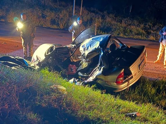 Colisão frontal entre Corsa e carreta ocorreu na noite de segunda-feira (10); esposa da vítima ficou gravemente ferida e outra filha do casal foi socorrida com vida