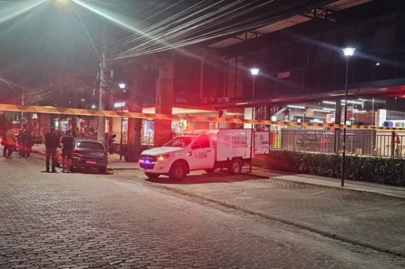 Ocorrência foi registrada na noite desta segunda-feira (10). Segundo a BM, foram apreendidas armas de fogo