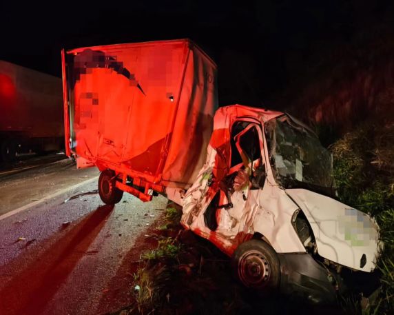 Colisão ocorreu na noite desta segunda-feira (10), nas proximidades do acesso à Fazenda Tarumã; condutor de caminhão baú sofreu escoriações e foi encaminhado para atendimento médico