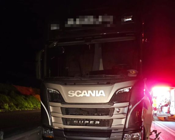 Acidente envolvendo duas carretas e caminhão deixa motorista ferido na BR-386, em Soledade - foto 4