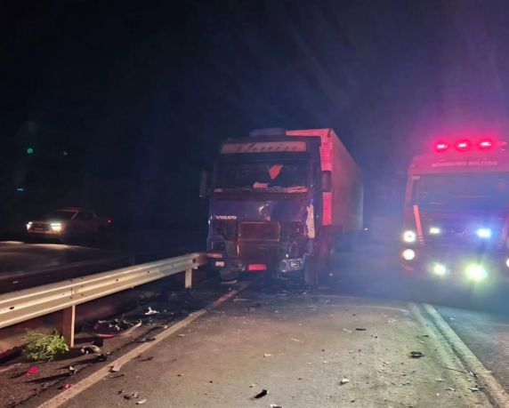 Acidente envolvendo duas carretas e caminhão deixa motorista ferido na BR-386, em Soledade - foto 3