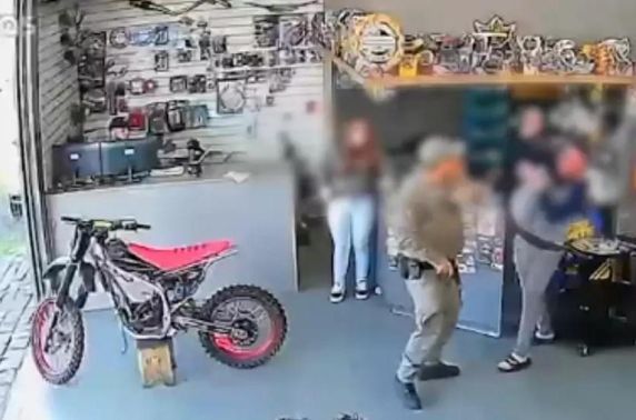 Policial é acusado de agredir e atirar contra o proprietário de uma oficina mecânica; vítima permanece hospitalizada em estado grave.