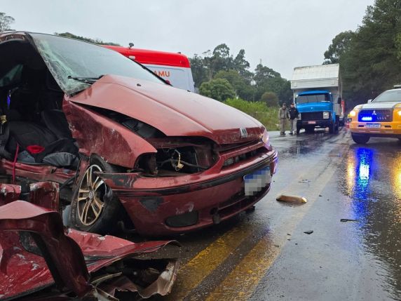 Grave acidente deixa quatro pessoas feridas na ERS-324, em Passo Fundo - foto 6