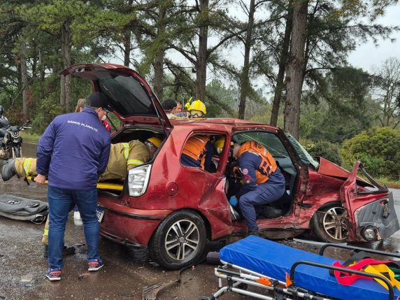 Grave acidente deixa quatro pessoas feridas na ERS-324, em Passo Fundo - foto 3