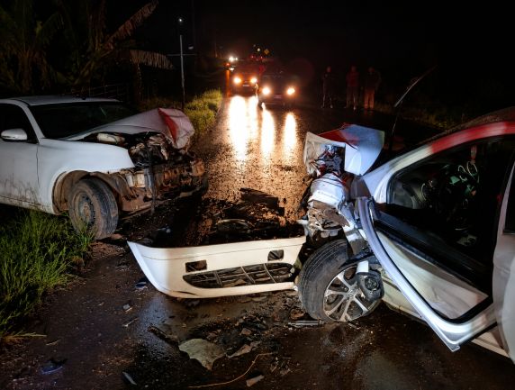 Uma das vítimas ficou presa às ferragens e sofreu ferimentos de maior gravidade; ocorrência mobilizou bombeiros e SAMU na noite desta terça-feira (11)