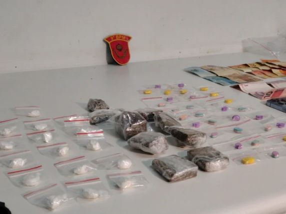 De acordo com a polícia, no veículo havia porções de maconha, cocaína e ecstasy