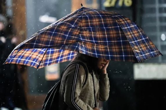 Instabilidade ganha força com risco de tempestades e granizo; Porto Alegre tem dia chuvoso e máxima de 15°C