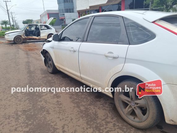 Acidente ocorreu na manhã desta quarta-feira (12), no cruzamento da Avenida Senador Alberto Pasqualini com a Rua Senador Pinheiro.