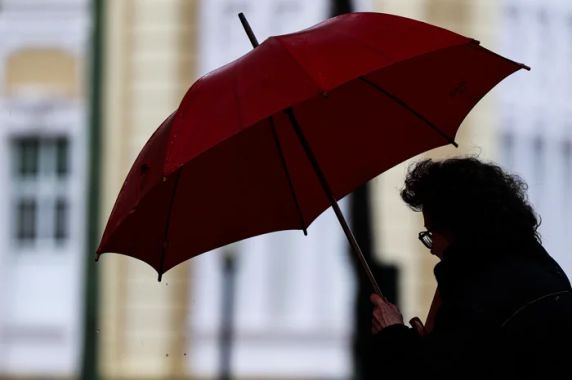 Com chuva que pode atingir 100 mm de volume e rajadas de vento severas, o mau tempo persiste em grande parte do Estado